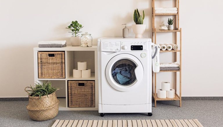 Laveuse dans une salle de lavage : l'eau dure use les électroménagers