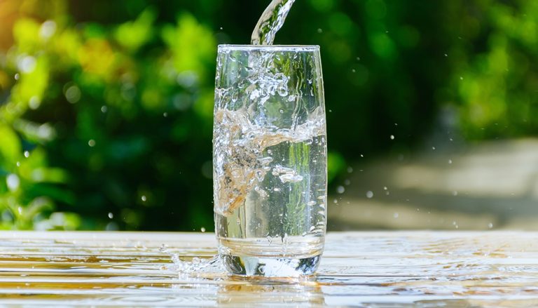 Verre d'eau filtrée : les 3 types de filtration de l'eau