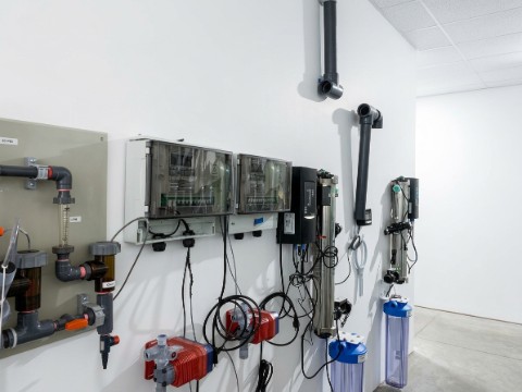 Stérilisateurs UV, filtres et pompes doseuses d'une installation commerciale Pure H2O, RQEP 2026